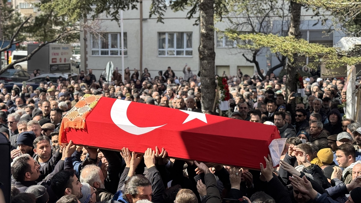 İstanbul’da öğrencinin bıçaklı saldırısında yaşamını yitiren öğretmenin cenazesi Konya’da defnedildi