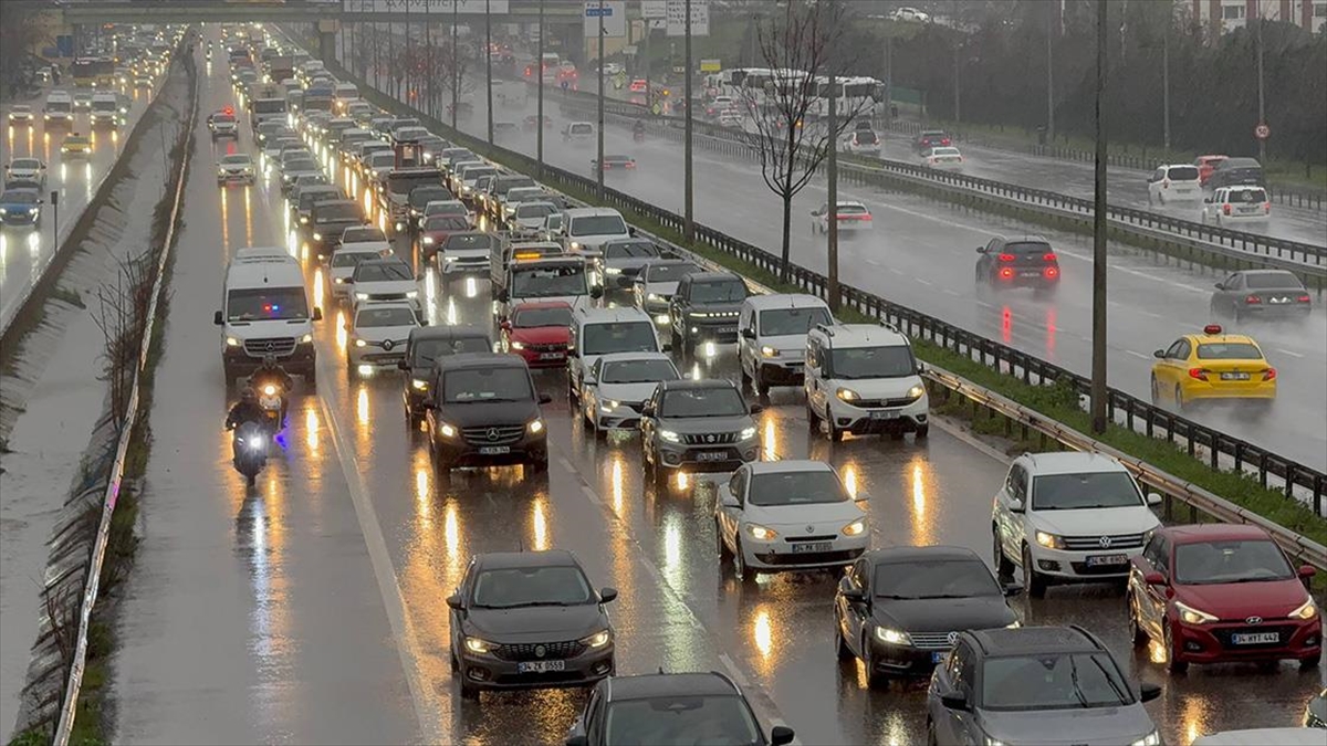 İstanbul’da yağmurun da etkisiyle sabah saatlerinde trafik yoğunluğu yaşanıyor