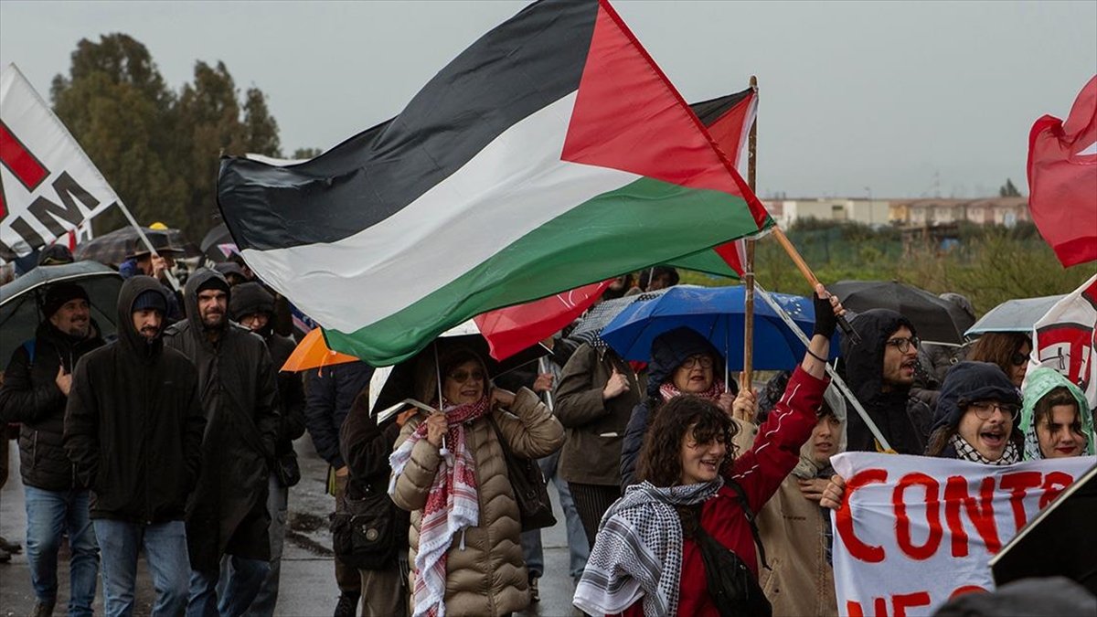 İtalya’daki ABD üssü yakınlarında protesto düzenlendi