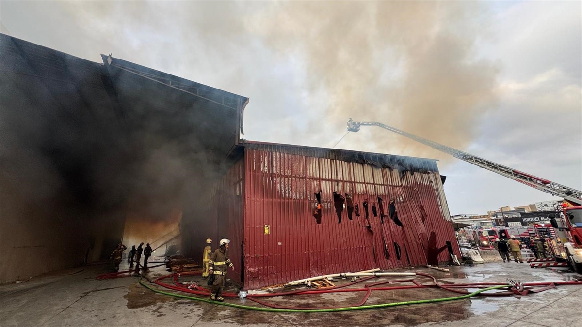 İzmir’de atölye ve depolarda çıkan yangın kontrol altına alındı