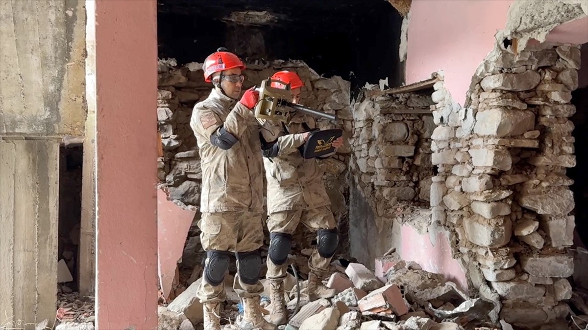 Jandarma komandolar afetlerde daha fazla can kurtarmak için eğitimden geçti Jandarma komandolar afetlerde daha fazla can kurtarmak için eğitimden geçti