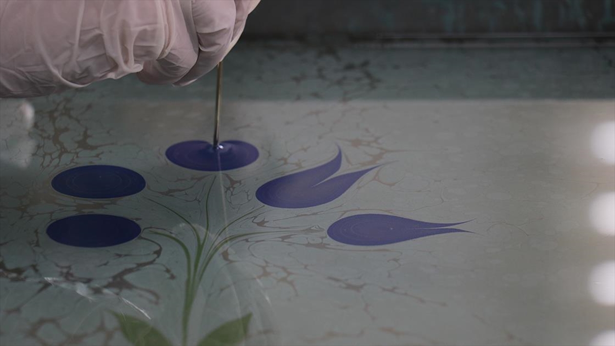 Kadın eliyle genç nesillerle buluşturulan ebru geleceğe taşınıyor