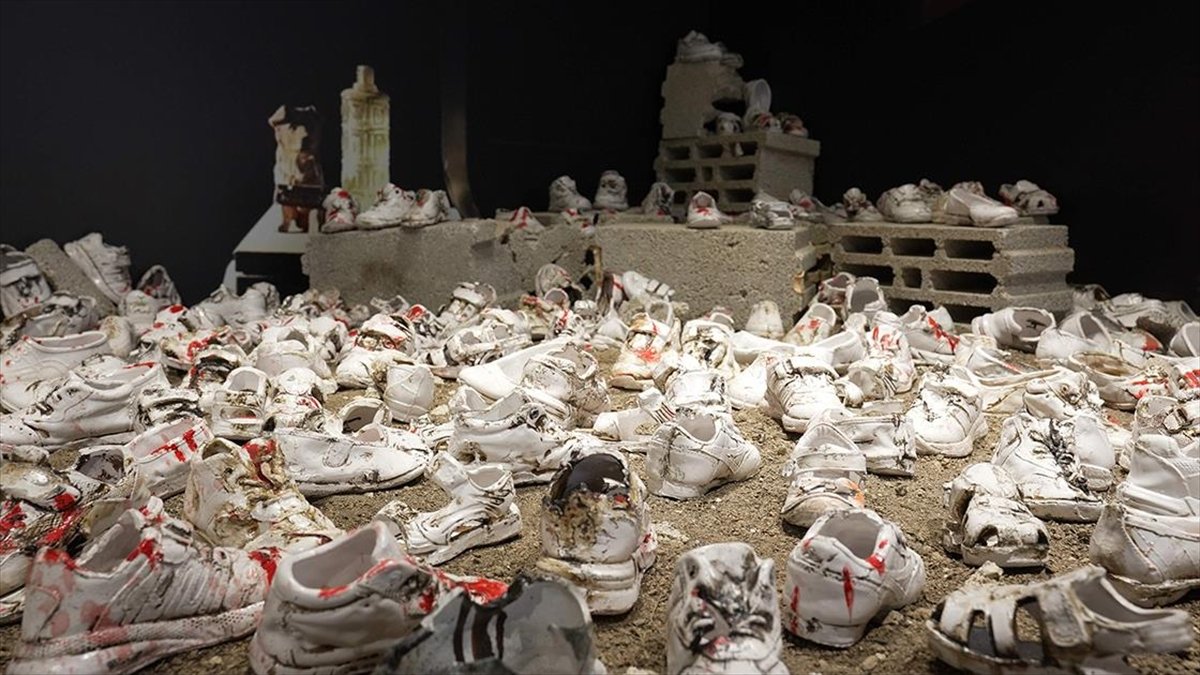 Kalyon Kültür’de Filistin’e destek amacıyla “Sessiz Ayakkabılar” sergisi açıldı