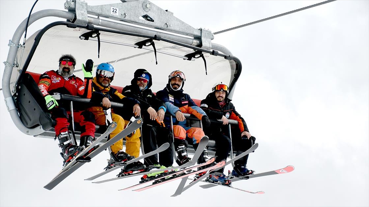 Kar kalınlığının 2 metreye yaklaştığı Sarıkamış’ta kayak sezonu devam ediyor Kar kalınlığının 2 metreye yaklaştığı Sarıkamış’ta kayak sezonu devam ediyor
