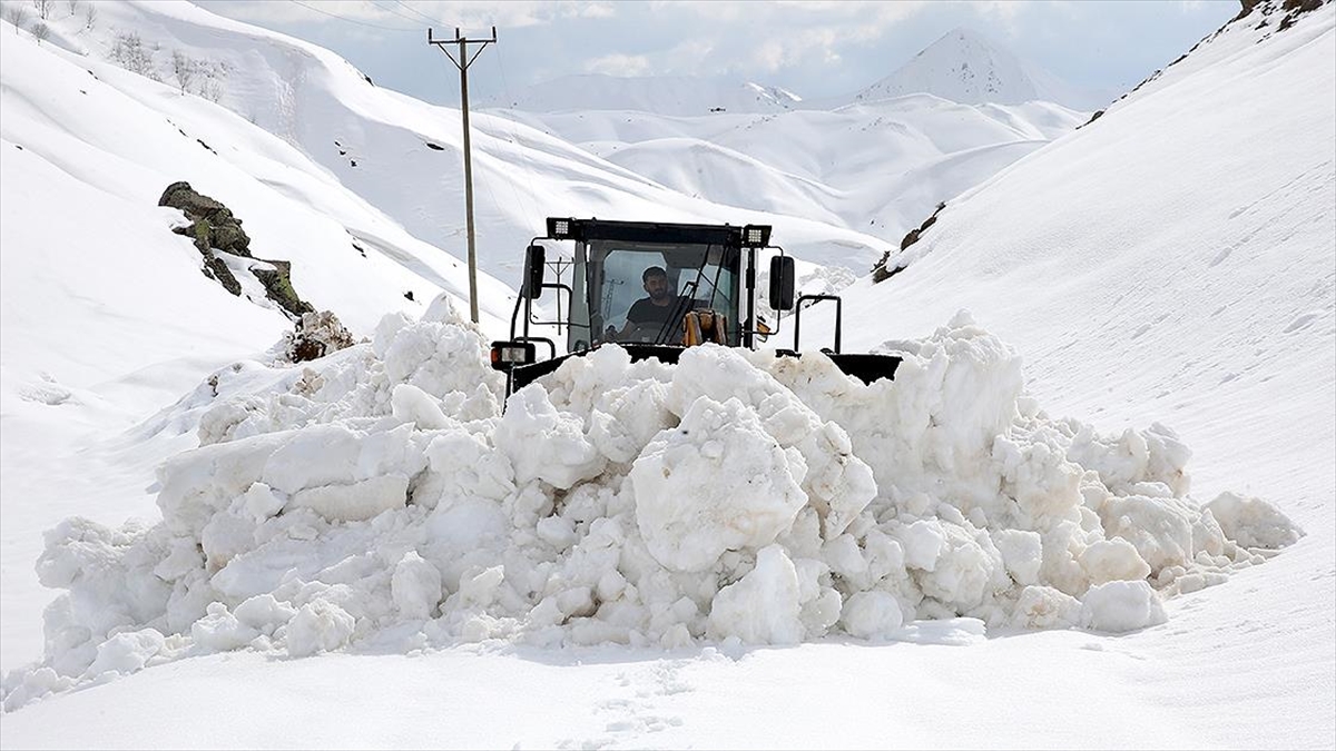 “Kar kaplanları” ilkbaharda metrelerce karla mücadele ediyor
