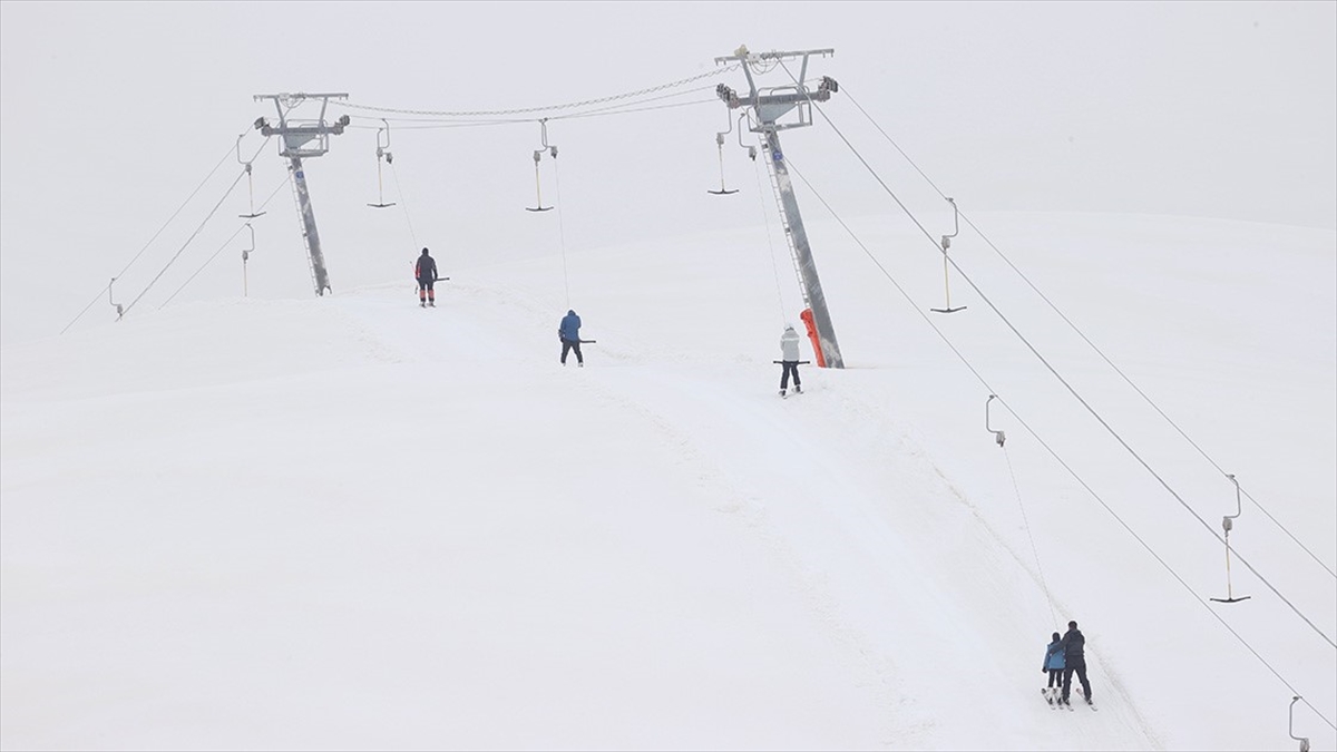 Kayak merkezlerinde en fazla kar kalınlığı 277 santimetreyle Hakkari’de ölçüldü