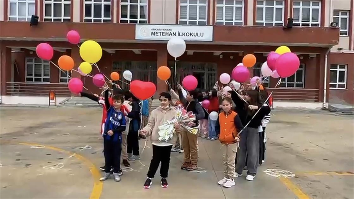 Kemik kanserini yenen minik Ceren okulunda balonlarla karşılandı Kemik kanserini yenen minik Ceren okulunda balonlarla karşılandı