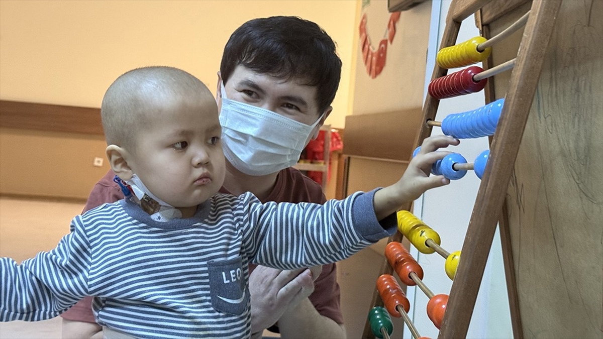 Kırgızistanlı 3 yaşındaki Nuryiğit karaciğer dokusu nakliyle Türkiye’de hayata tutundu