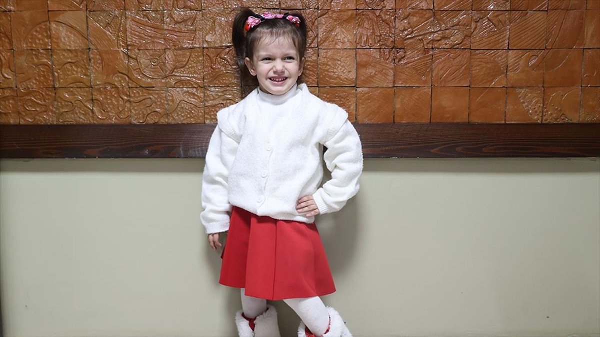 Kırklareli’nde 3 yaşındaki Gülsu’nun okuduğu “Bayrak” şiiri sosyal medyada milyonlara ulaştı