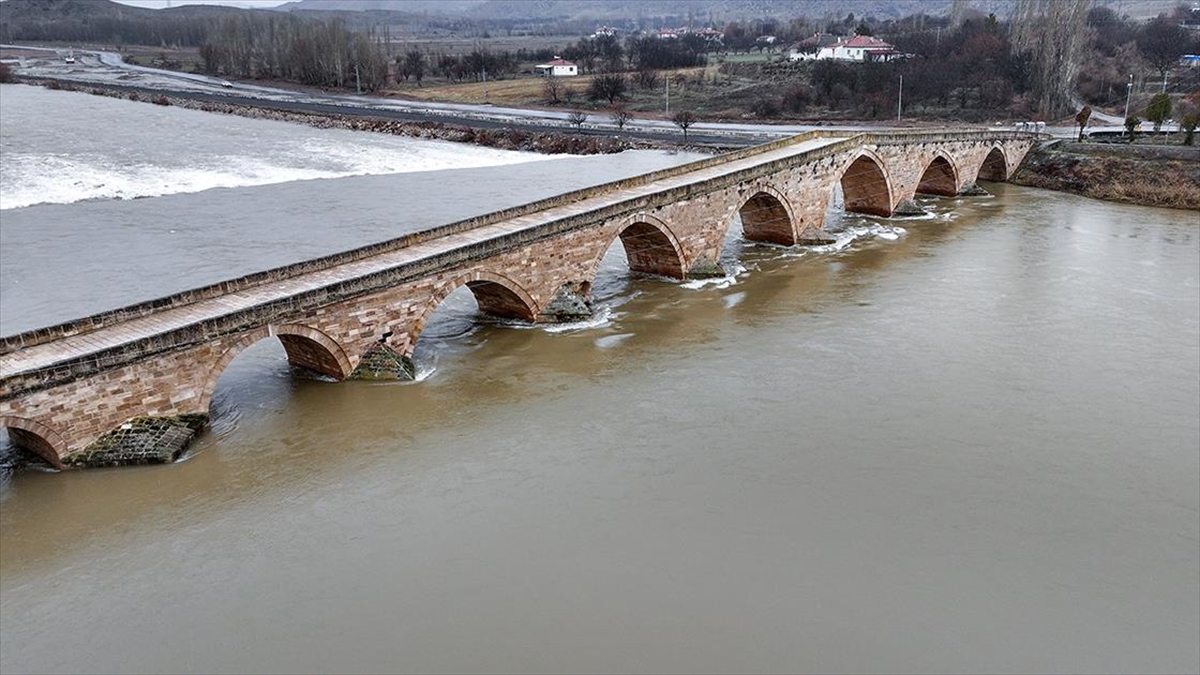 Kızılırmak’ın debisi yükselince tarihi Şahruh Köprüsü’nün 8 kemeri suyla doldu