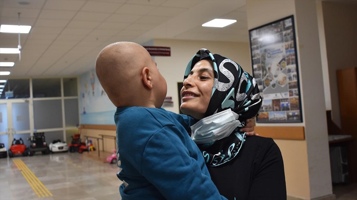 Küçük Alperen ablasından yapılan kemik iliği nakliyle “bayram” etti