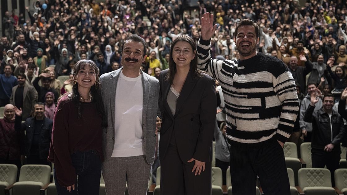 “Külliye’de Ramazan” etkinlikleri kapsamında “Gönül Dağı” dizisi oyuncuları sevenleriyle buluştu “Külliye’de Ramazan” etkinlikleri kapsamında “Gönül Dağı” dizisi oyuncuları sevenleriyle buluştu