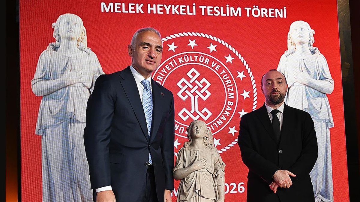 Kültür ve Turizm Bakanı Ersoy, “Melek heykeli”ni Fener Rum Patrikhanesine teslim etti