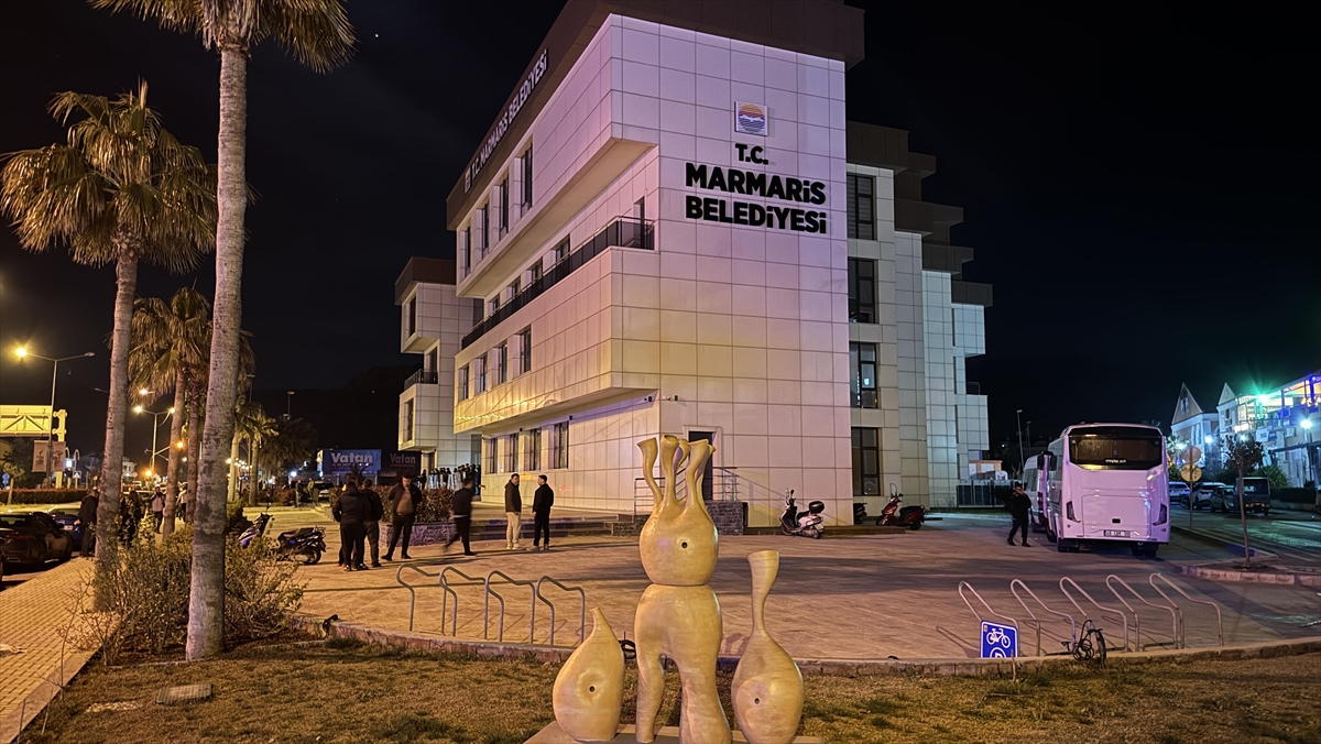 Marmaris’te belediye çalışanlarına yönelik rüşvet soruşturmasında 13 kişi gözaltına alındı Marmaris’te belediye çalışanlarına yönelik rüşvet soruşturmasında 13 kişi gözaltına alındı