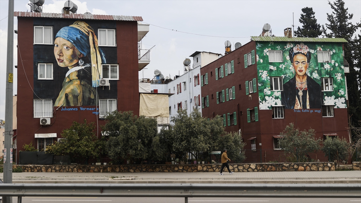 Mersin’de ünlü ressamların eserlerinin resmedildiği binalar mahalleye renk katıyor
