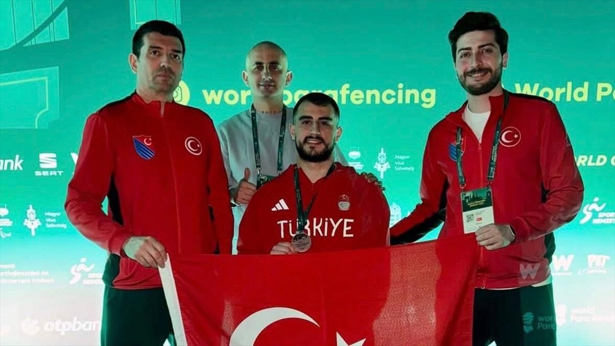 Milli para eskrimci Hakan Akkaya, Dünya Kupası’nda gümüş madalya aldı