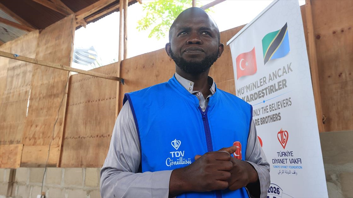 Müslümanlardan etkilenerek İslam’ı seçen Tanzanyalı Arafat, ülkesinde TDV gönüllüsü oldu