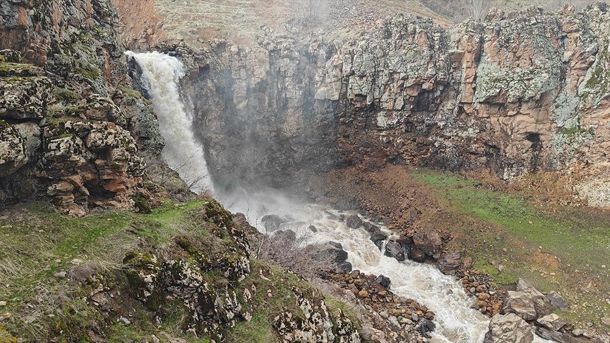 Muş’ta şelaleler daha coşkulu akmaya başladı Muş’ta şelaleler daha coşkulu akmaya başladı