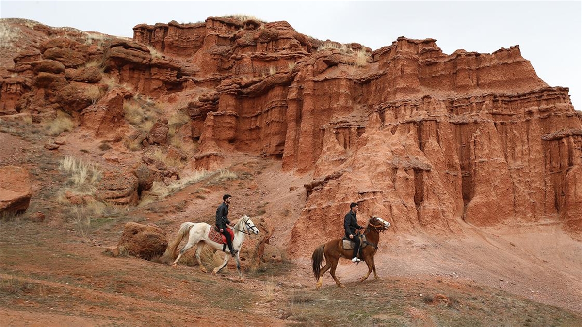 Narman Peribacaları doğaseverleri atlı safariyle buluşturuyor Narman Peribacaları doğaseverleri atlı safariyle buluşturuyor