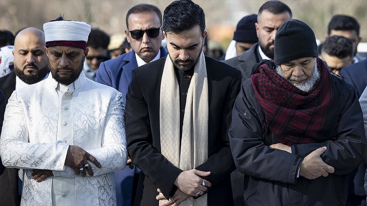 New York Belediye Başkanı Mamdani, görevdeki ilk bayram namazını kıldı