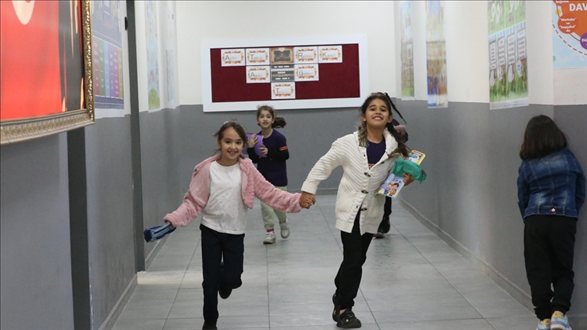 Okullarda ikinci ara tatil sonrası ilk ders zili yarın çalacak