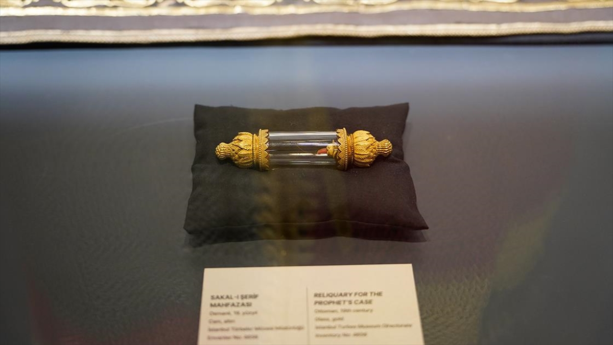 “Osmanlı Sultanlarının Sevdası: Kutsal Emanetler” sergisi Rami Kütüphanesi’nde açıldı