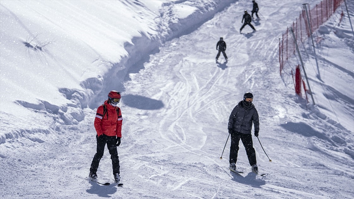 Palandöken’de kar kalınlığı 3 metreye yaklaştı Palandöken’de kar kalınlığı 3 metreye yaklaştı
