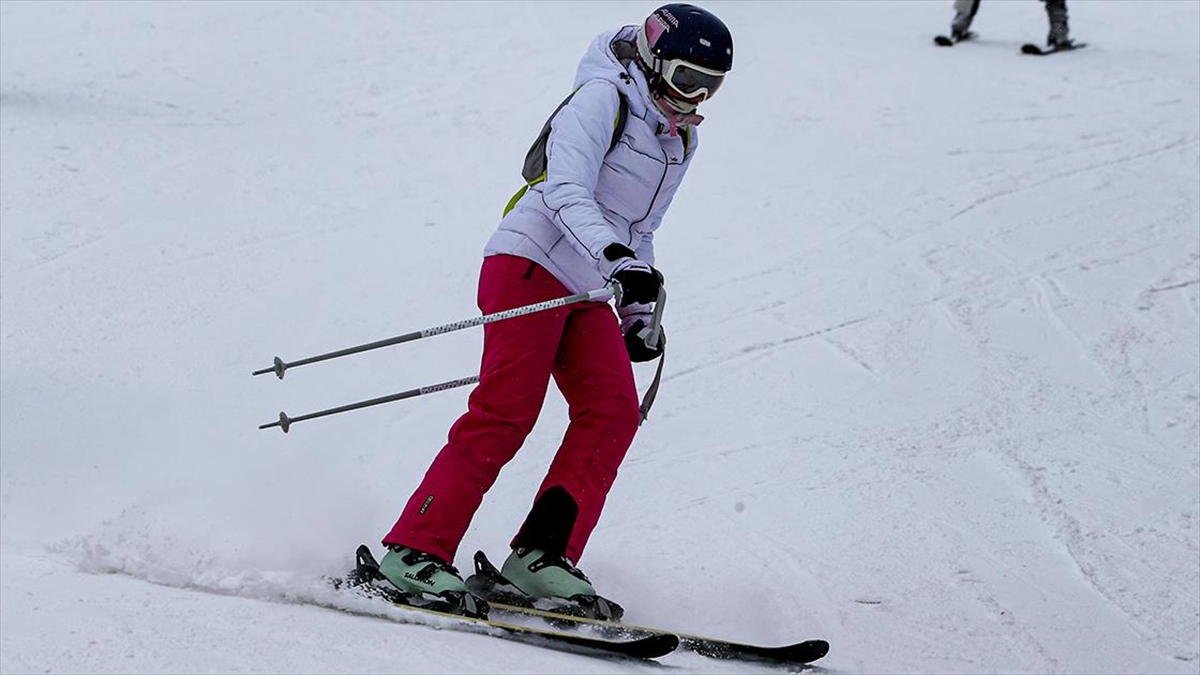 Palandöken’de kar yağışı altında kayak keyfi yaşanıyor