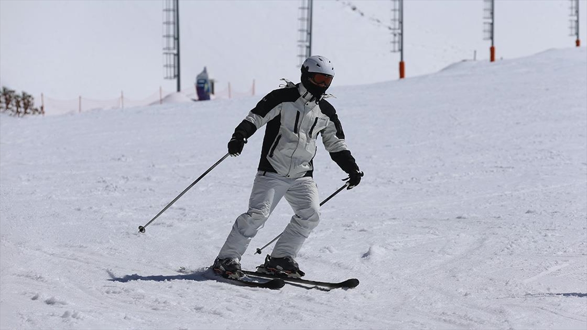 Palandöken’de sezon “bahar kayağı” ile devam ediyor