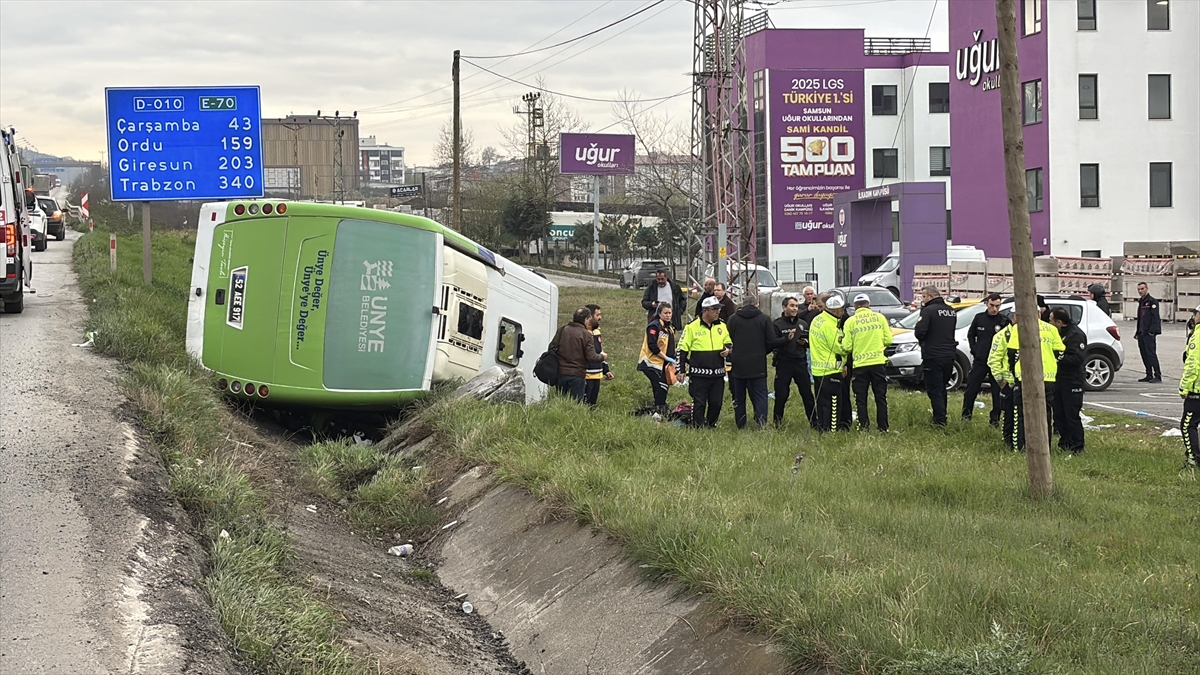 Samsun’da öğrencilerin bulunduğu midibüsün devrilmesi sonucu 11 kişi yaralandı Samsun’da öğrencilerin bulunduğu midibüsün devrilmesi sonucu 11 kişi yaralandı