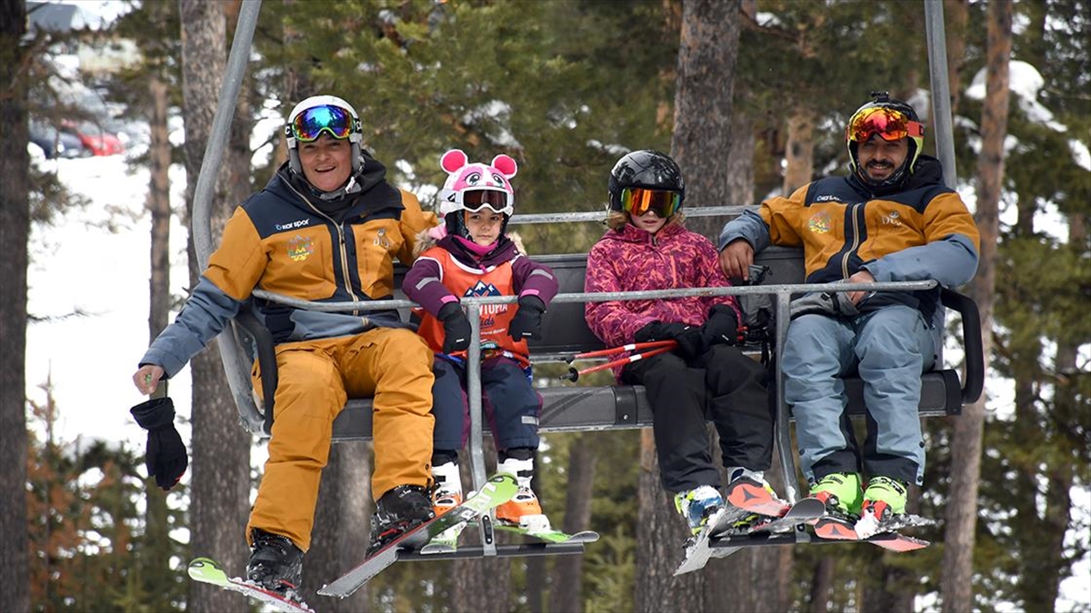 Sarıkamış Kayak Merkezi bayram tatilinde kayakseverlerle doldu