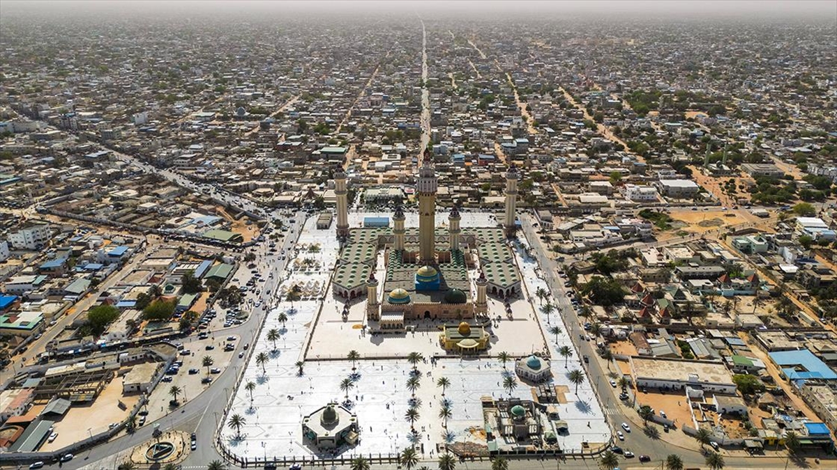 Senegal’de Müridi tarikatının kurucusu Şeyh Ahmedu Bamba’nın mirası: Touba Büyük Camisi Senegal’de Müridi tarikatının kurucusu Şeyh Ahmedu Bamba’nın mirası: Touba Büyük Camisi