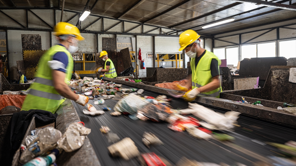 “Sıfır Atık” ile 90 milyon ton atık dönüştürülerek ekonomiye geri kazandırıldı “Sıfır Atık” ile 90 milyon ton atık dönüştürülerek ekonomiye geri kazandırıldı