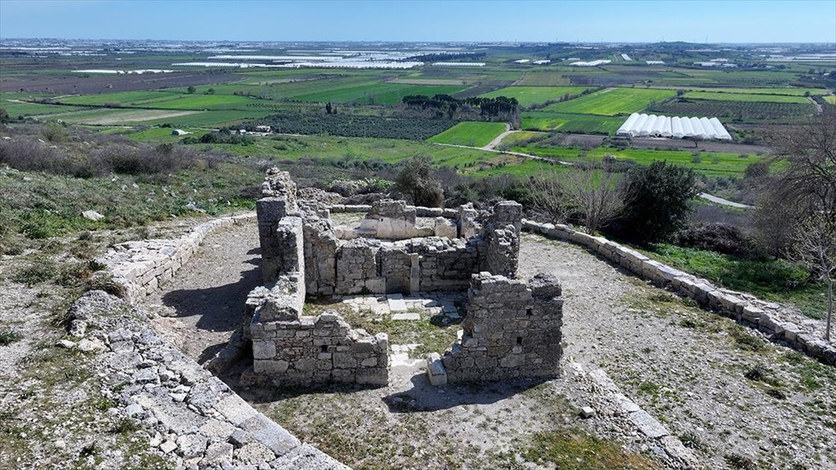Sillyon Antik Kenti’nde Osmanlı döneminde köy meydanı olarak kullanılan alan belirlendi