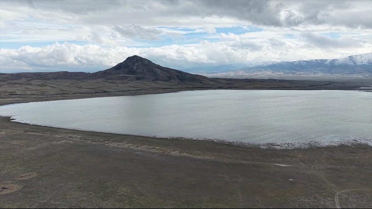 Su tutmaya başlayan Karataş Gölü yeniden canlanıyor