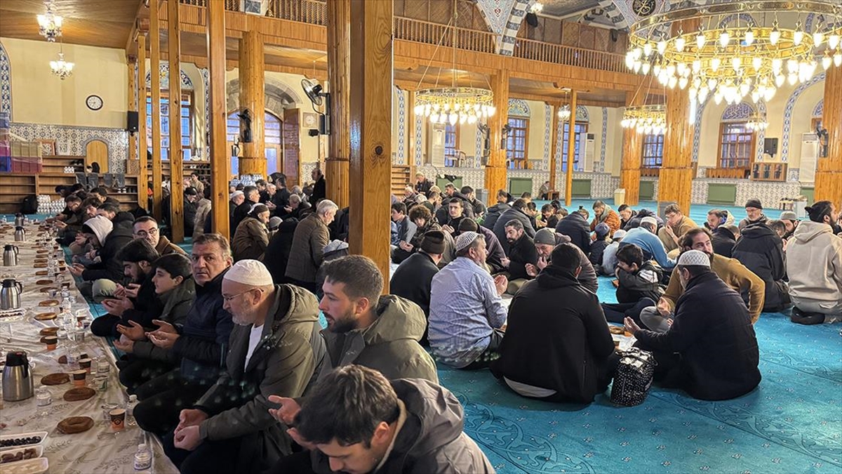 Tarihi camide yıllardır “Ümmet İftarı” aynı sofrada buluşturuyor