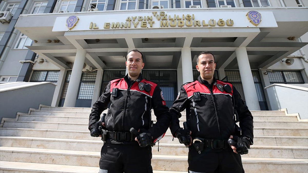 Telsiz sesleriyle büyüyen ikiz polisler babalarının izinde omuz omuza görev yapıyor Telsiz sesleriyle büyüyen ikiz polisler babalarının izinde omuz omuza görev yapıyor