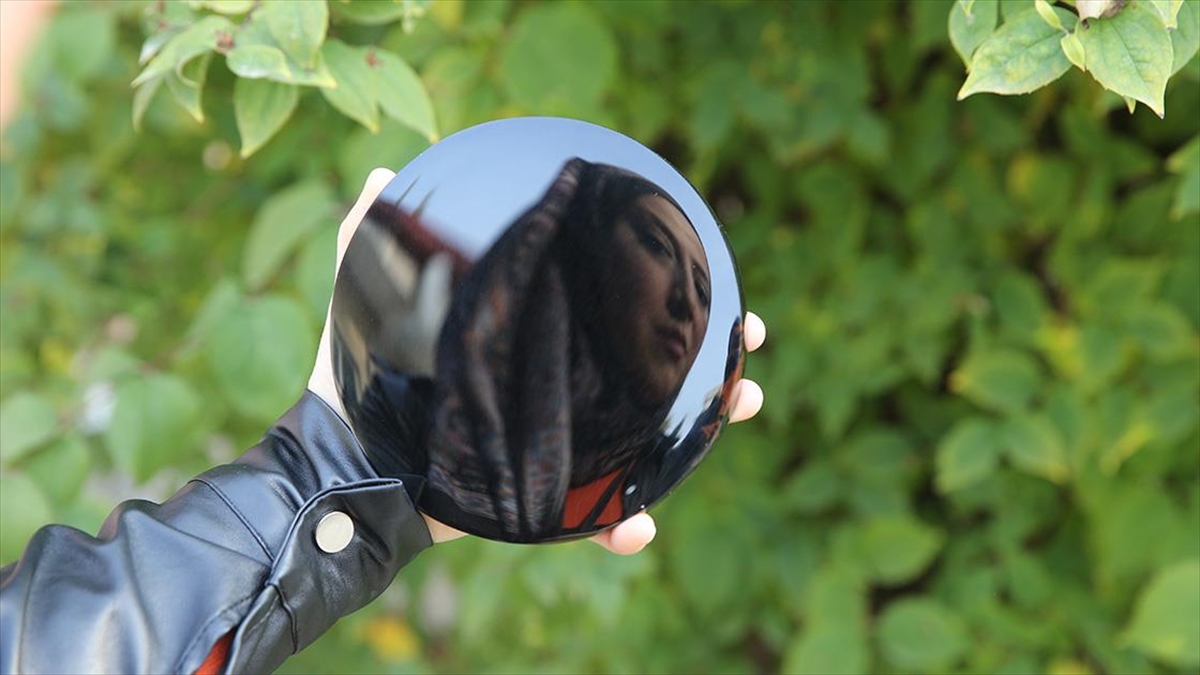 Tokat’ta siyah obsidyen taşından üretilen aynalar talep görüyor Tokat’ta siyah obsidyen taşından üretilen aynalar talep görüyor