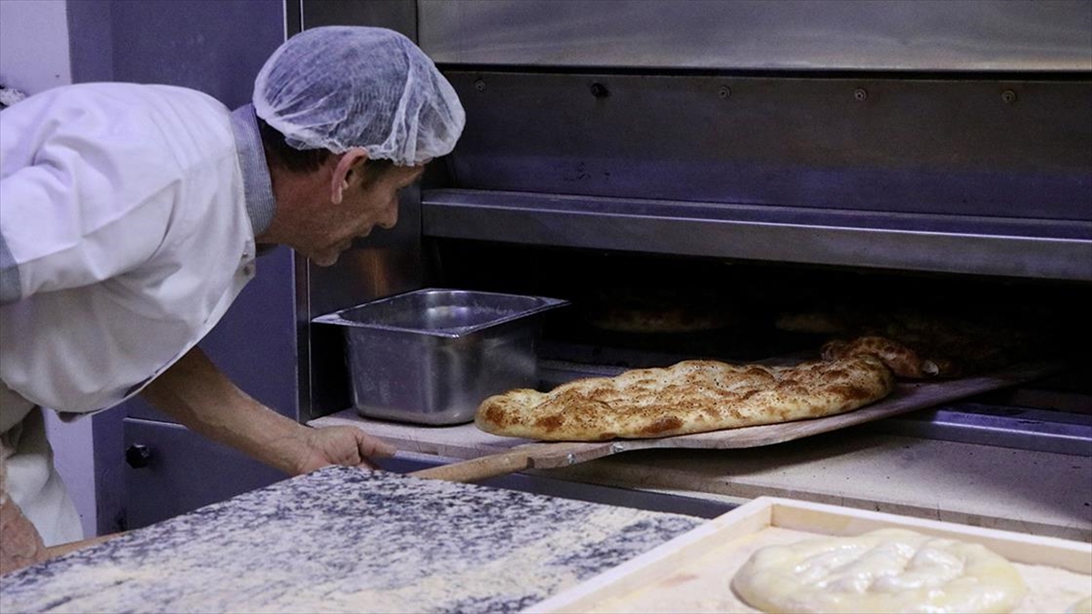 Trabzon’da ekşi mayalı ramazan pidesi 6 saatlik hummalı mesaiyle sofralara ulaşıyor Trabzon’da ekşi mayalı ramazan pidesi 6 saatlik hummalı mesaiyle sofralara ulaşıyor