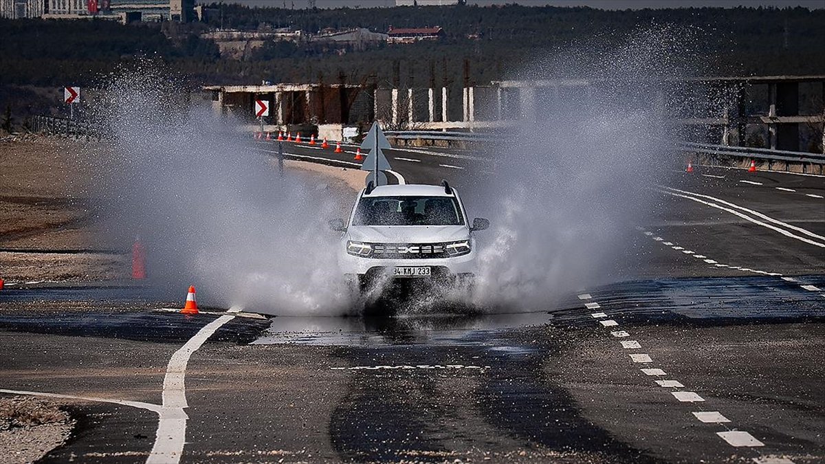 Trafik polisleri, zorlu parkurlarla sahada karşılaşabilecekleri senaryolara hazırlanıyor