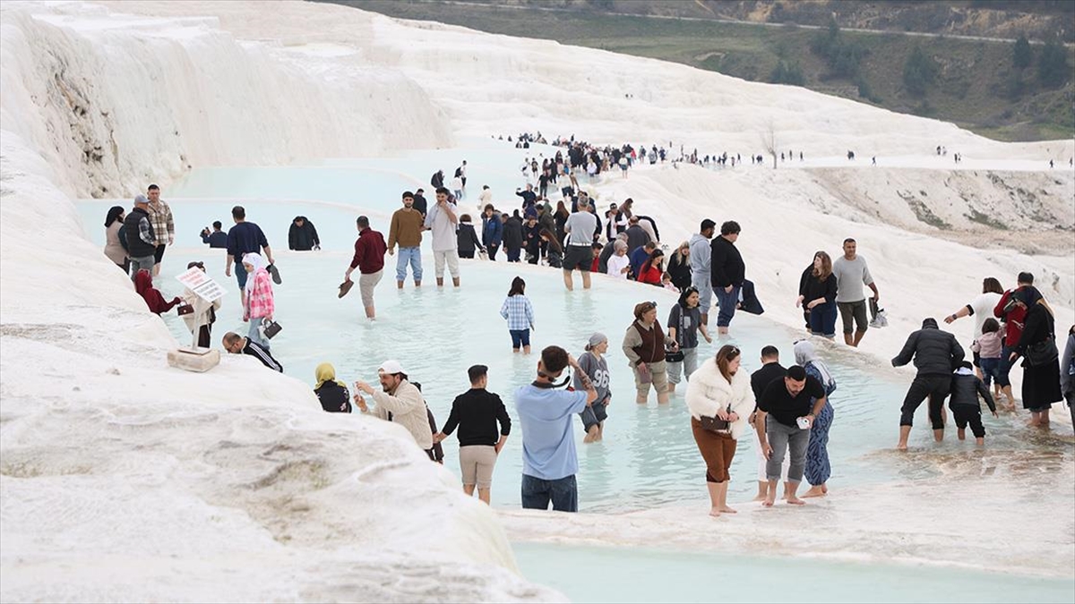 Turizm merkezi Pamukkale’de bayram yoğunluğu yaşanıyor