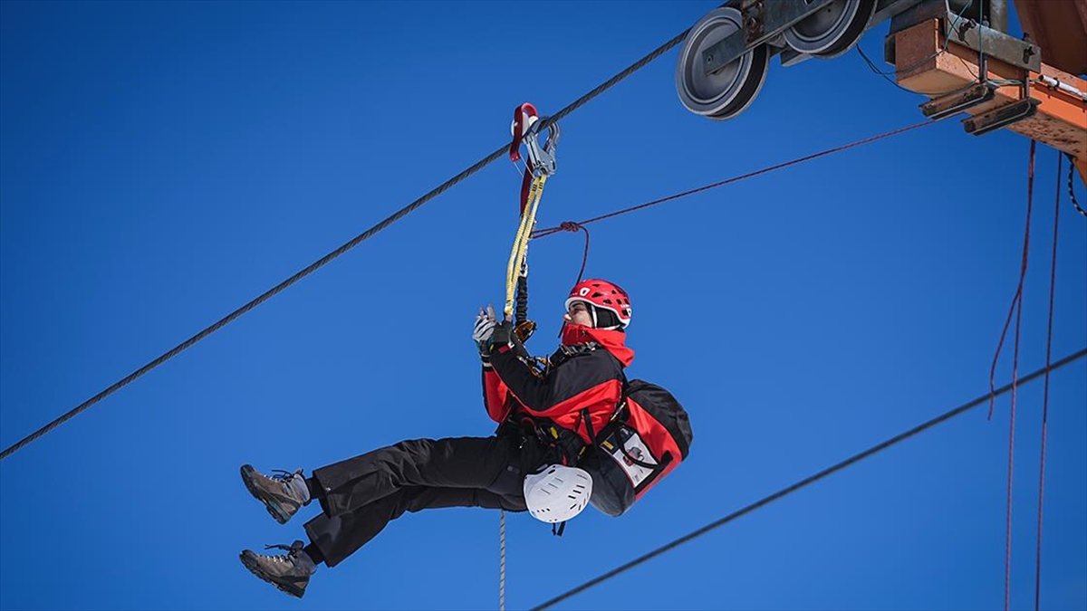 Uludağ’da zirvenin tek kadın JAK personeli Eda astsubay zorlu görevlerde yer alıyor