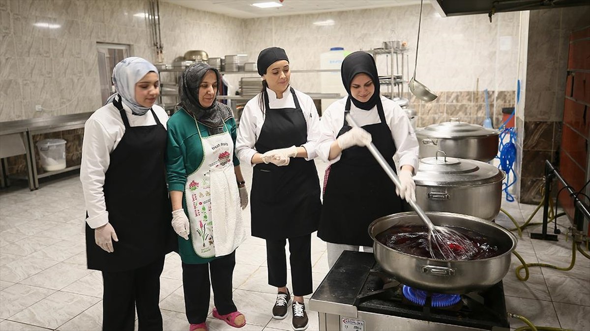 Üniversite öğrencileri “Ninemin Tarifleri Atölyesi” ile yöresel yemekleri öğreniyor