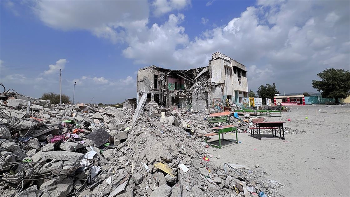 Uydu görüntülerine göre ABD ve İsrail, İran’daki ilkokula yakınlardaki donanma üssüyle aynı anda saldırdı