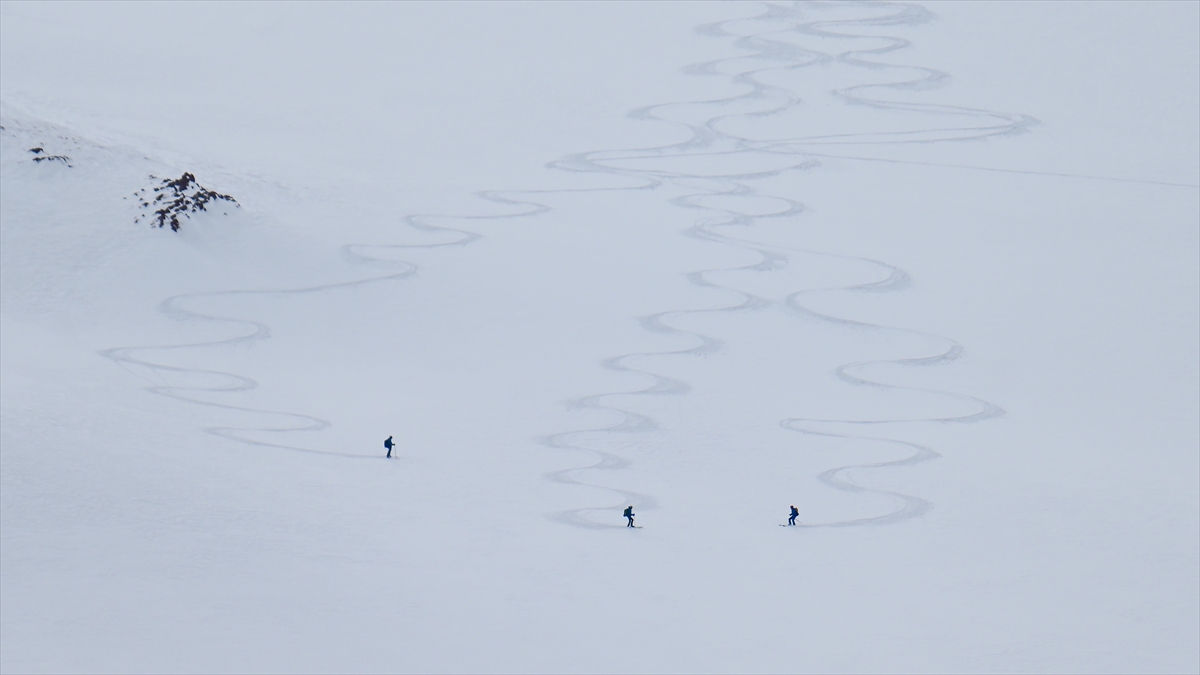 Van’ın karlı dağları macera tutkunu yabancı kayakçıları ağırladı