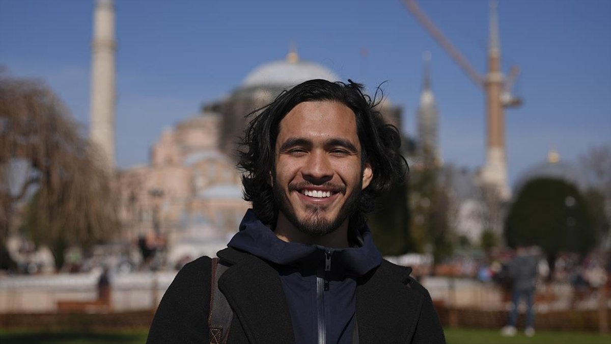 Yıllarca dinleri araştırdıktan sonra Müslüman olan Meksikalı Roberto, İslam’ın “kalbe huzur getirdiğini” söyledi