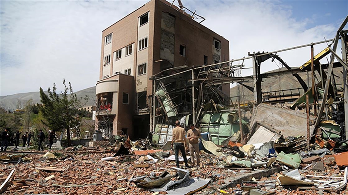 AA ekibi, dün ABD ve İsrail’in hedef aldığı Tahran’daki Şehit Beheşti Üniversitesi’ndeki yıkımı görüntüledi
