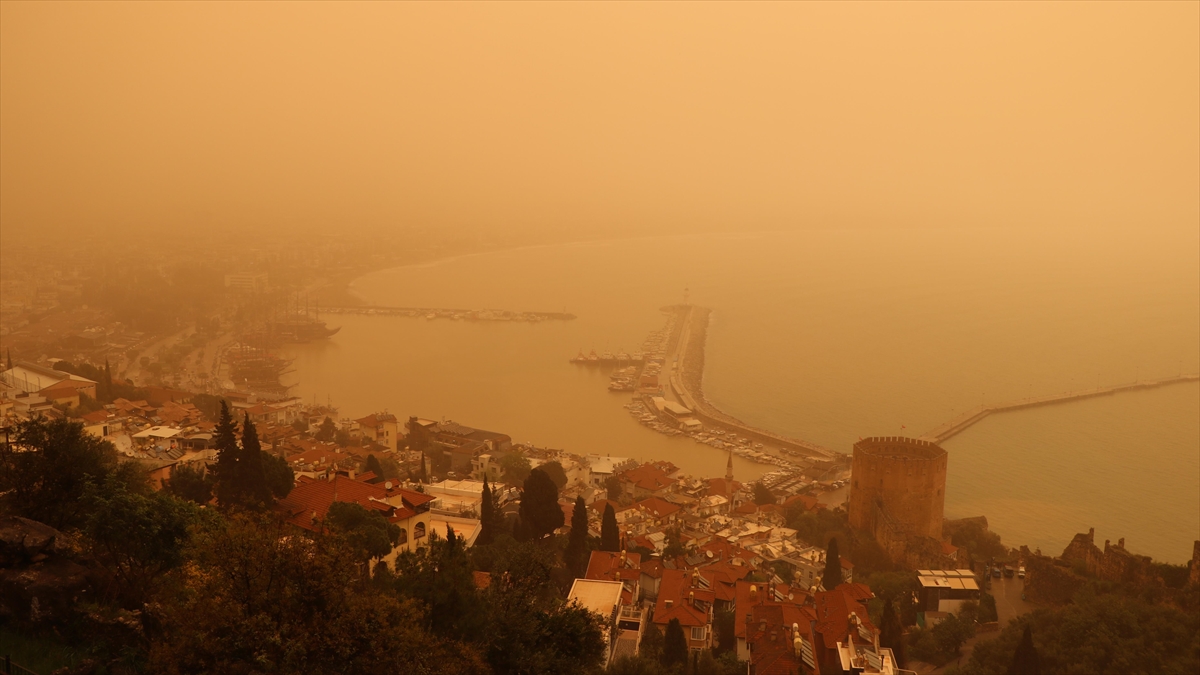 Afrika’dan gelen çöl tozu sonucu bazı iller turuncuya büründü