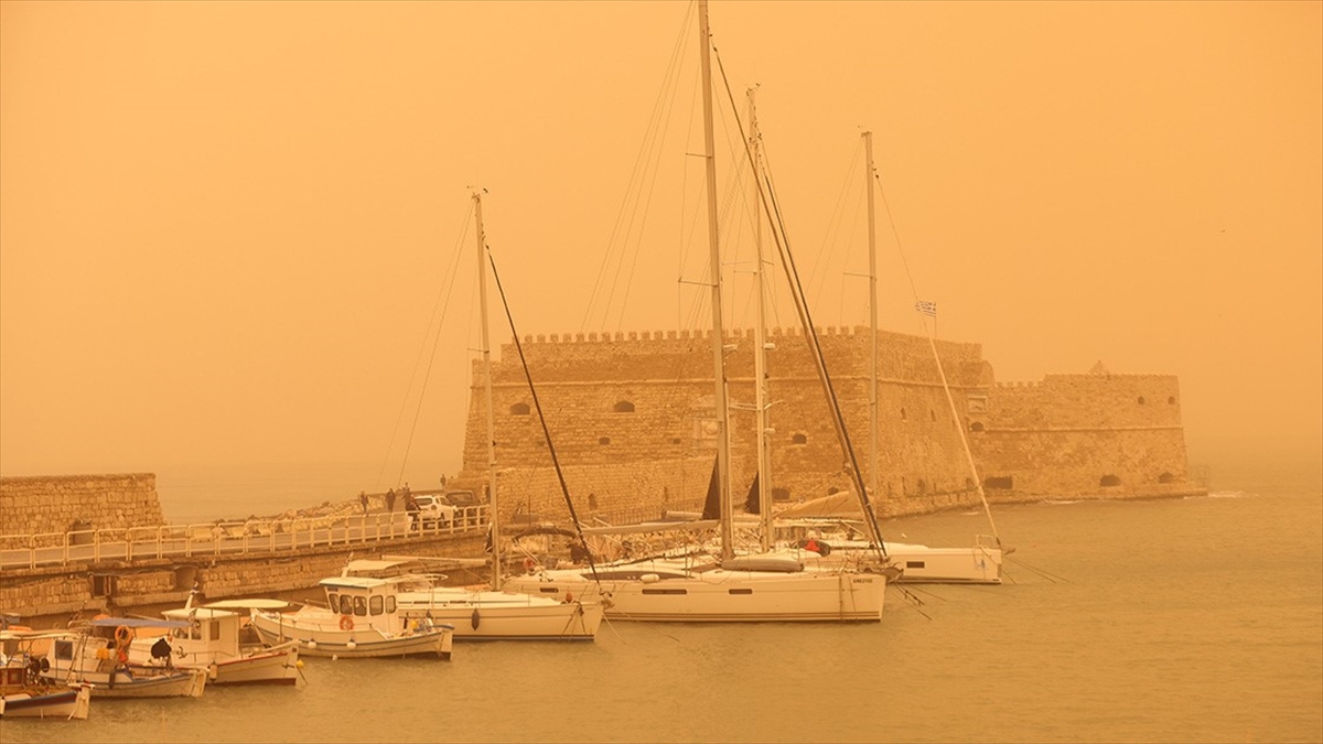 Afrika’dan gelen çöl tozu sonucu Girit Adası’nda gökyüzü kırmızıya büründü