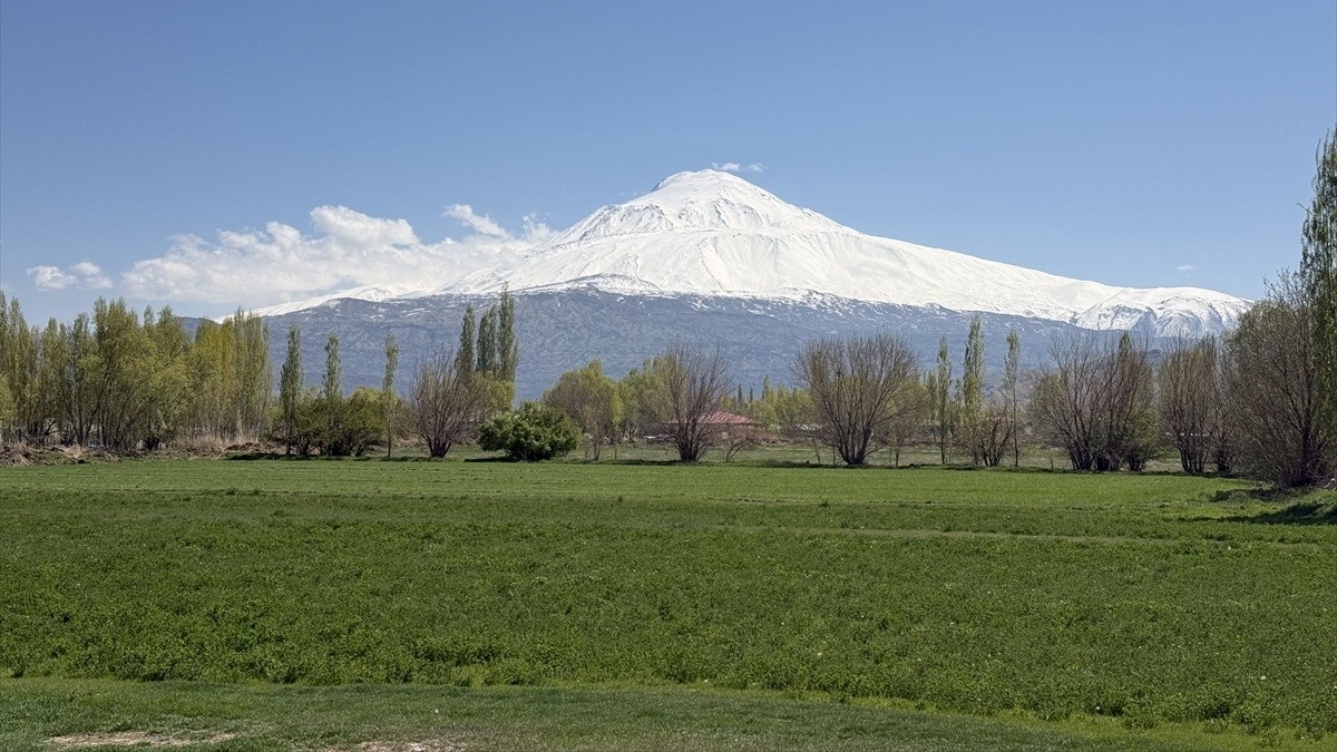 Ağrı Dağı yeniden beyaza büründü